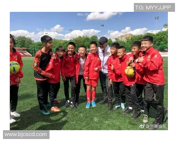 小朋友偶遇足球明星激动不已梦想成真瞬间记录心中永恒回忆